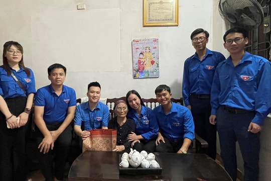 Đoàn Khối các cơ quan thành phố Hà Nội tổ chức “Thắp nến tri ân” các Anh hùng, liệt sĩ