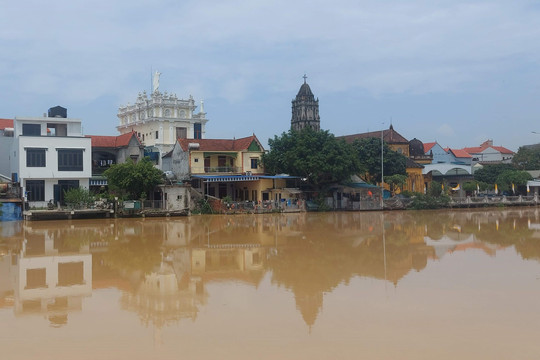 Hà Nội mưa lớn, gia tăng úng ngập ven sông Tích, sông Bùi