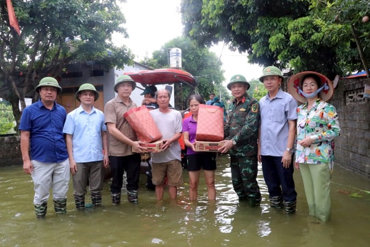 Hà Nội tập trung hỗ trợ người dân ứng phó lũ vượt mức lịch sử