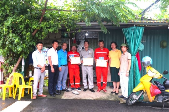 Công đoàn ngành GTVT Hà Nội: Biểu dương đoàn viên gác chắn đường ngang dũng cảm cứu người gặp nạn