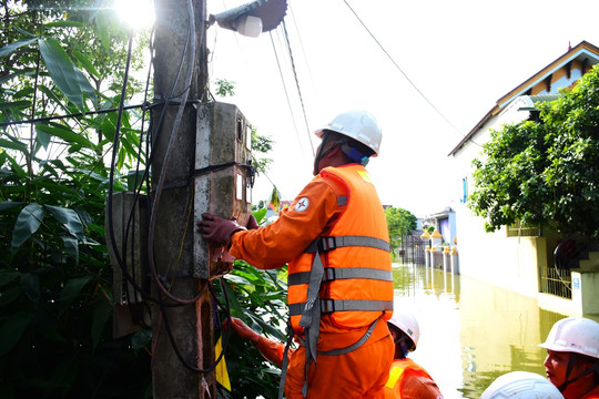 EVNHANOI ứng trực bảo đảm an toàn cung cấp điện vùng ngập lụt