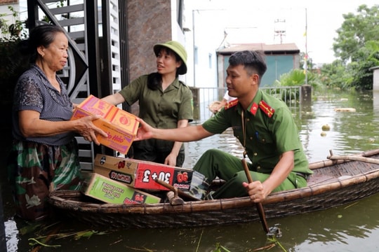 Chương Mỹ: Công an hỗ trợ người dân khắc phục hậu quả mưa lũ
