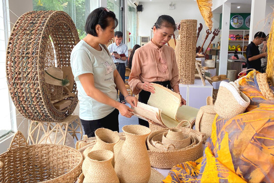 Giới thiệu hơn 350 mẫu sản phẩm thủ công mỹ nghệ, sản phẩm làng nghề Hà Nội