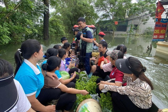 Hà Nội tập trung hỗ trợ người dân bị lũ cô lập