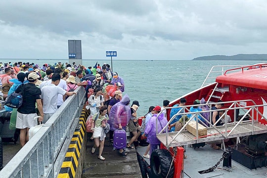 Du lịch trong mùa mưa bão: Bảo đảm an toàn cho du khách