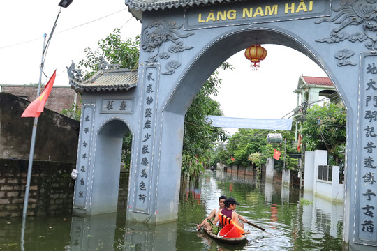 Hà Nội: Vẫn còn 1.007 hộ bị nước lũ cô lập, tiếp tục huy động các nguồn lực hỗ trợ