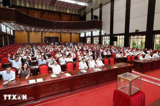 Ban Chấp hành Trung ương Đảng xem xét về công tác cán bộ