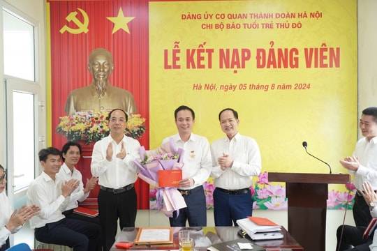 Trao tặng Kỷ niệm chương "Vì sự nghiệp Tuyên giáo"