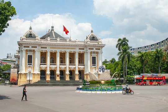 Hà Nội ngày nắng nóng, đêm có mưa rào và dông