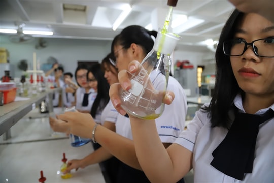 Thành phố Hồ Chí Minh: Học sinh tiểu học đến trường từ ngày 21-8