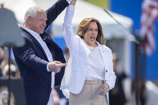 Bà Kamala Harris dẫn trước ông Donald Trump tại 3 bang chiến trường