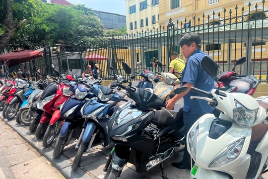 Hà Nội: Chấn chỉnh việc thu tiền gấp đôi tại điểm trông giữ xe không dùng tiền mặt