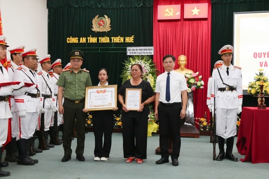 Trao bằng “Tổ quốc ghi công” cho thân nhân liệt sĩ Trần Duy Hùng