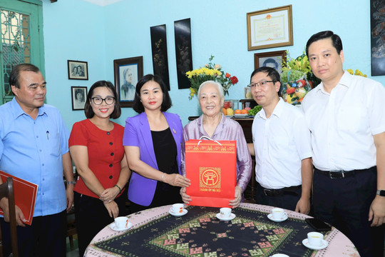 Phó Bí thư Thường trực Thành ủy Nguyễn Thị Tuyến thăm, chúc mừng các cán bộ lão thành cách mạng