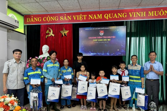 Đảng ủy Khối doanh nghiệp Hà Nội tặng 40 suất học bổng cho học sinh có hoàn cảnh khó khăn