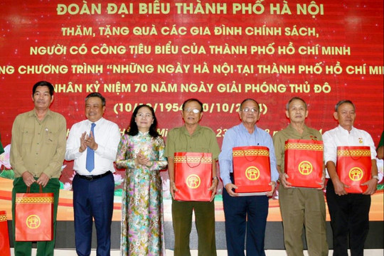 Lãnh đạo Hà Nội thăm, tặng quà các gia đình chính sách, người có công tiêu biểu của thành phố Hồ Chí Minh