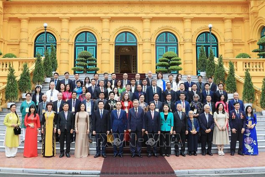 Tổng Bí thư, Chủ tịch nước Tô Lâm gặp mặt kiều bào tiêu biểu dự Hội nghị người Việt Nam ở nước ngoài toàn thế giới lần thứ 4