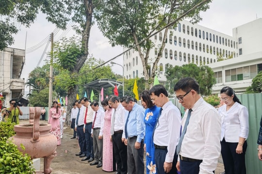 Phó Bí thư Thành ủy Hà Nội Nguyễn Văn Phong dâng hương, dâng hoa tại Di tích Quốc gia Khu trại giam Bệnh viện Chợ Quán