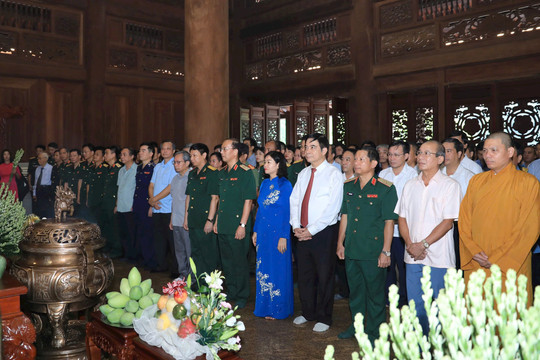 Đoàn đại biểu thành phố Hà Nội dâng hương tưởng niệm Chủ tịch Hồ Chí Minh tại Khu Di tích K9