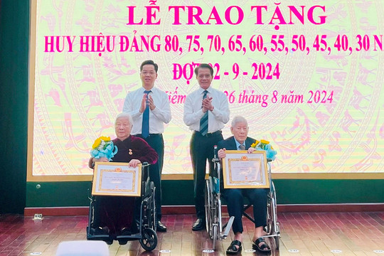 Quận Hoàn Kiếm có 2 đảng viên được trao tặng Huy hiệu 80 năm tuổi Đảng