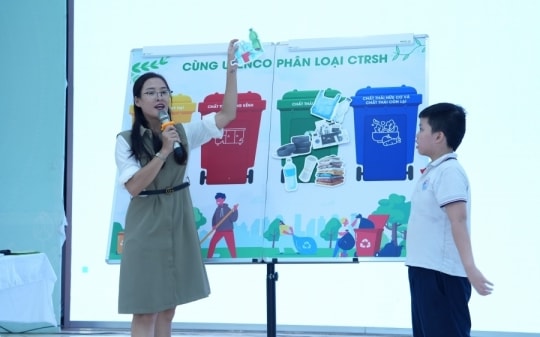 Học sinh Hà Nội hào hứng đổi rác tái chế lấy quà tặng