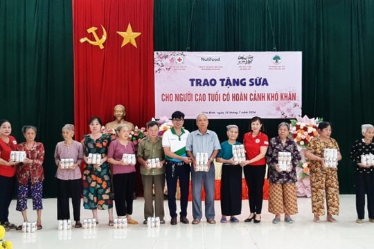 Nutifood trao gần 13.000 phần quà dinh dưỡng cho người lớn tuổi có hoàn cảnh khó khăn