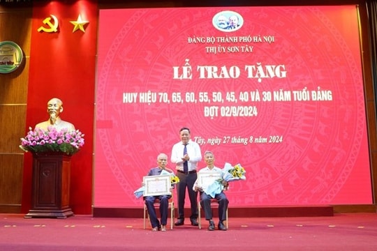 Phó Bí thư Thành ủy Hà Nội Nguyễn Văn Phong trao tặng Huy hiệu Đảng tại thị xã Sơn Tây