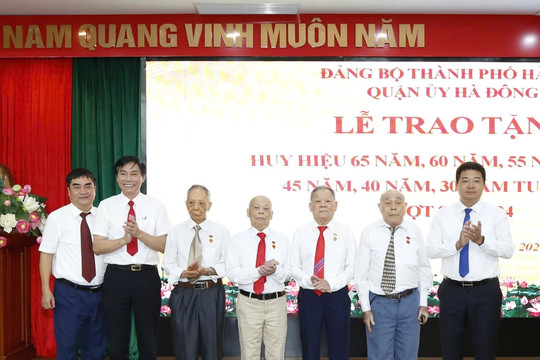 Quận ủy Hà Đông trao Huy hiệu Đảng tặng 561 đảng viên