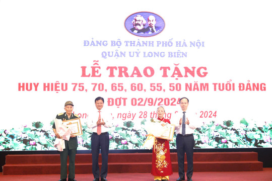 Quận ủy Long Biên trao Huy hiệu Đảng tặng 507 đảng viên