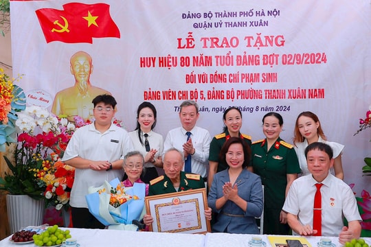 Trao Huy hiệu 80 năm tuổi Đảng tại phường Thanh Xuân Nam