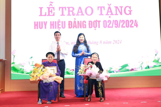 Gia Lâm: Trao Huy hiệu Đảng tặng 257 đảng viên