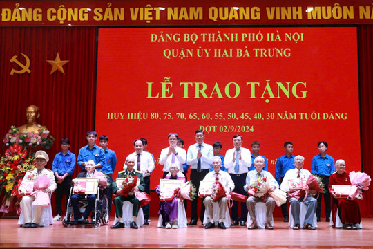 Quận ủy Hai Bà Trưng tổ chức Lễ trao Huy hiệu Đảng tặng 534 đảng viên