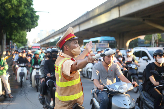 Giao thông chiều, tối ngày 31-8 vẫn gia tăng phương tiện ở cửa ngõ Thủ đô