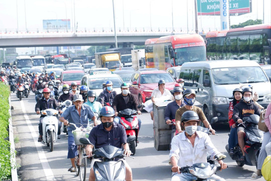 Ngày đầu nghỉ lễ: Các tuyến đường cửa ngõ thành phố Hồ Chí Minh ùn ứ