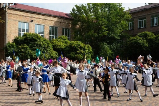 Tổng thống Ukraine: “Cần mở cửa tối đa các trường học ngoại tuyến”