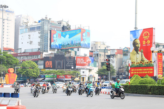 Hà Nội ngày nắng, chiều tối và đêm có lúc có mưa rào và dông