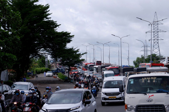 Giao thông cửa ngõ thành phố Hồ Chí Minh “nóng” ngày cuối dịp nghỉ lễ