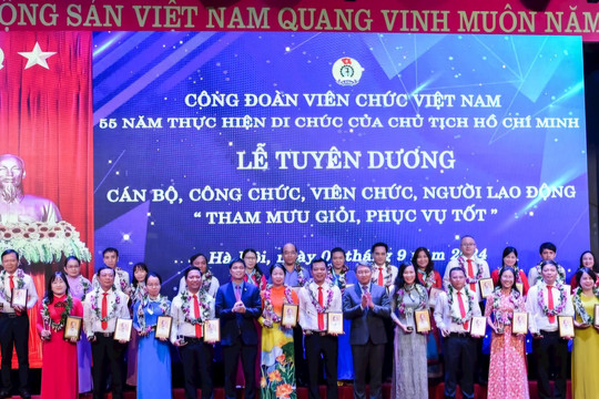 Tuyên dương 150 cán bộ, công chức, viên chức, người lao động “Tham mưu giỏi, phục vụ tốt”