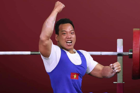 Giành HCĐ Paralympic 2024, lực sĩ Lê Văn Công nhận thưởng 235 triệu đồng