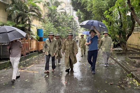 Phó Thống đốc Thường trực Đào Minh Tú thị sát công tác ứng phó bão Yagi