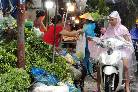 Ảnh hưởng bão số 3: Hà Nội đường phố thưa vắng, người dân tranh thủ đi chợ sớm