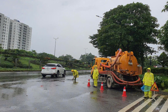 Công nhân thoát nước ứng trực từ sớm tại các điểm xảy ra ngập úng