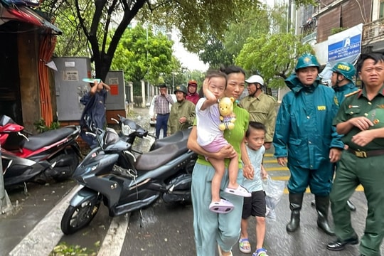 Quận Tây Hồ di dời 14 hộ dân ra khỏi chung cư nguy hiểm cấp D