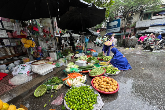 Chợ, siêu thị không thiếu hàng, lượng người tới mua sắm giảm