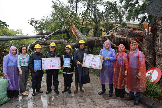 Liên đoàn Lao động Hà Nội trao quà, động viên công nhân ngành Xây dựng nỗ lực chống bão