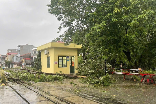 Thông tuyến đường sắt Hà Nội - thành phố Hồ Chí Minh sau bão