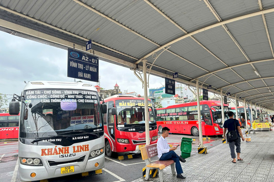 Các bến xe Hà Nội hoạt động bình thường, lượng khách thưa vắng