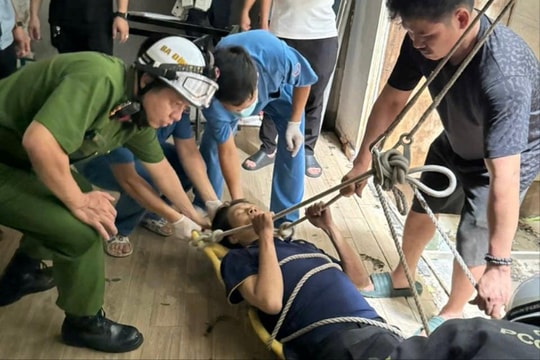 Công an quận Ba Đình kịp thời cứu người bị thương kẹt trên mái nhà
