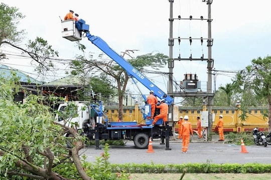 EVN khẩn trương khôi phục 100% nguồn điện cho khách hàng sau bão