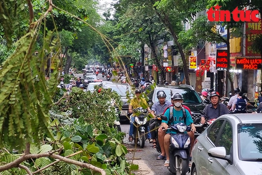 Hà Nội giao thông khó khăn do hậu quả của bão số 3